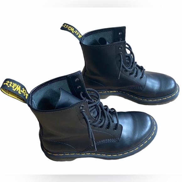 Dr. Martens 1460 Boots Sz 8 Smooth Leather
8 Eye - Picture 2 of 7